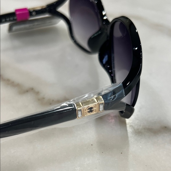 Foster Grant Black and Purple Sunglasses - Picture 4 of 5